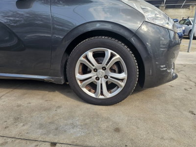 Peugeot 208 e-HDi 92 CV Stop&Start ETG6 3 porte Allure (17)