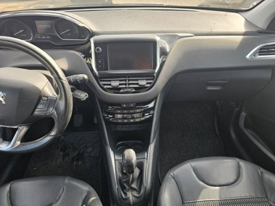 Peugeot 208 e-HDi 92 CV Stop&Start ETG6 3 porte Allure (8)