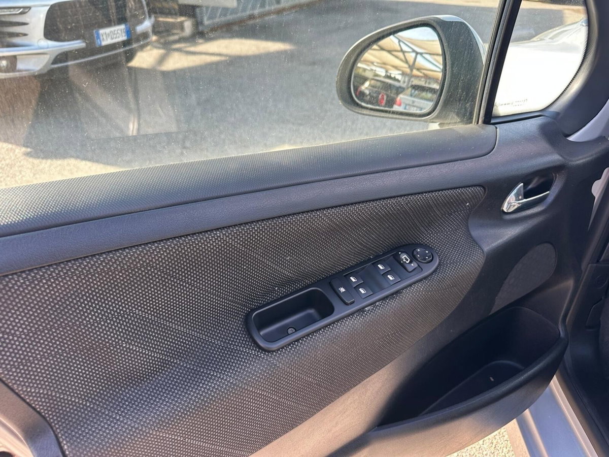 Peugeot 207 HDi 90CV 5p. XT (12)