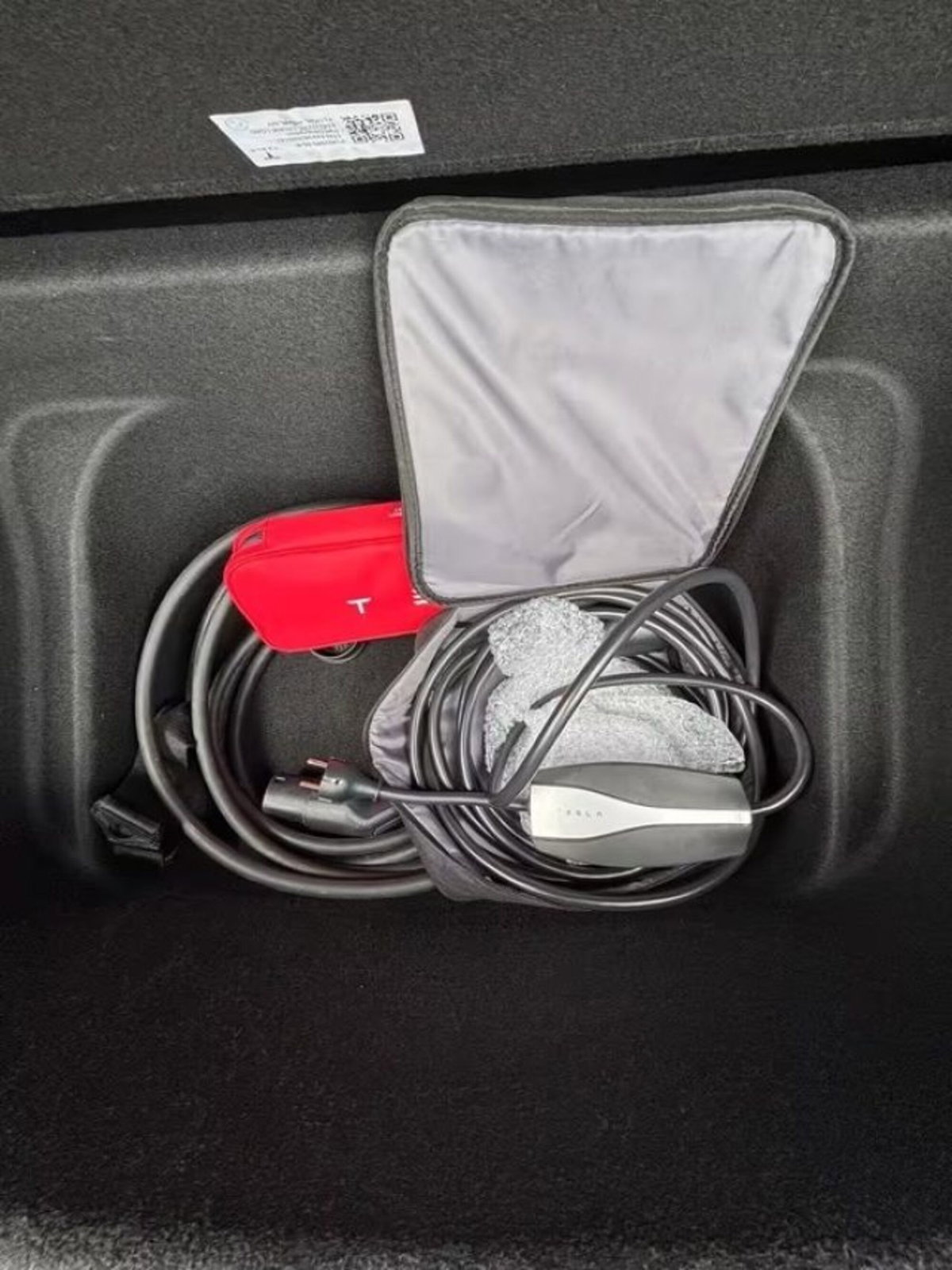 Tesla Model Y Long Range awd (10)