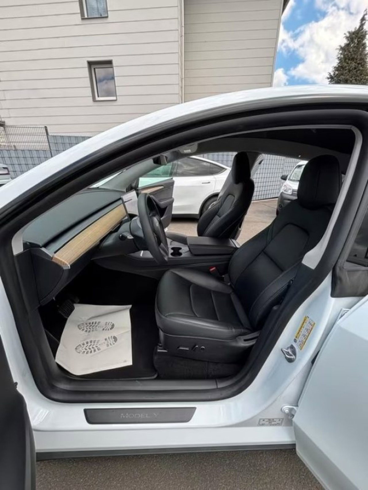 Tesla Model Y Long Range awd (12)