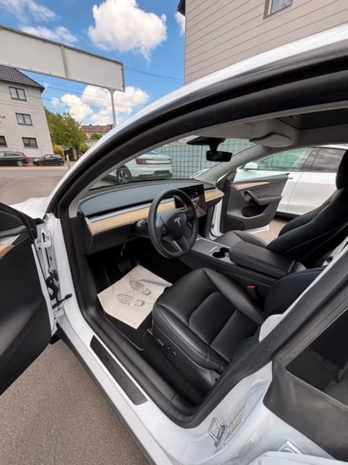 Tesla Model Y Long Range awd (13)