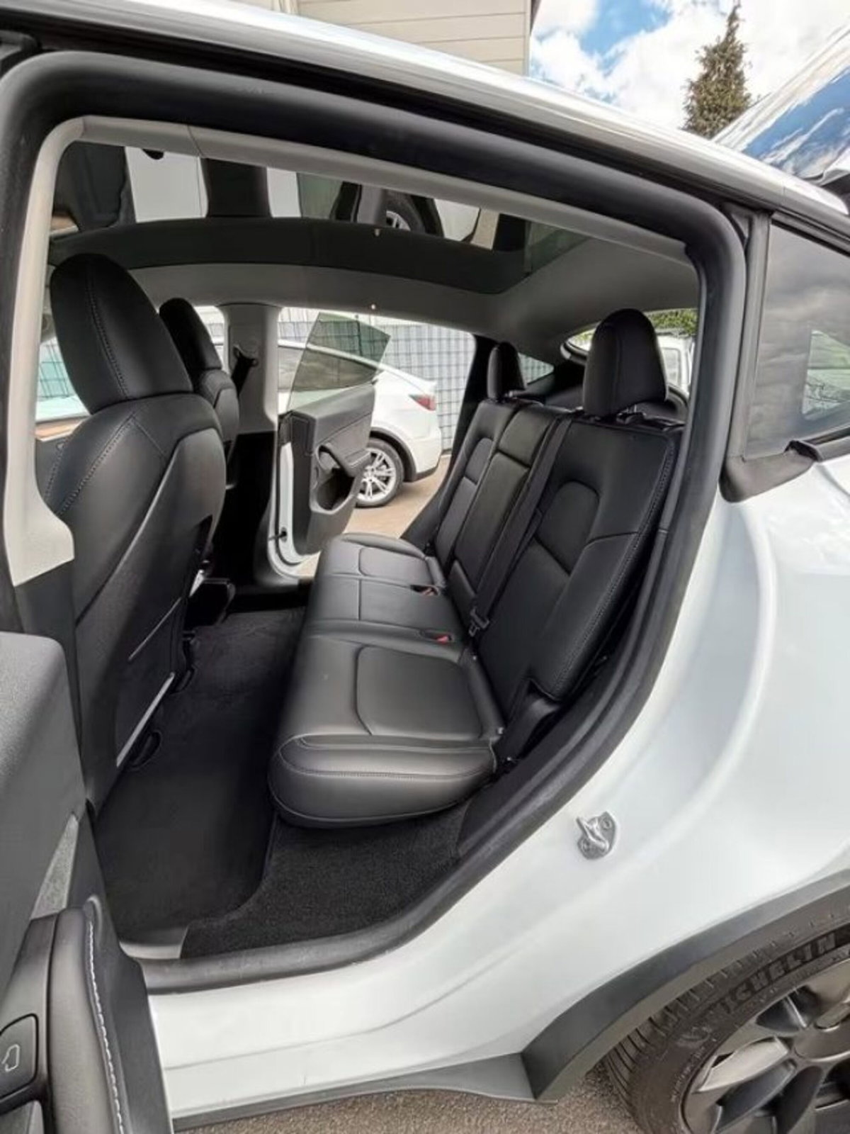 Tesla Model Y Long Range awd (14)