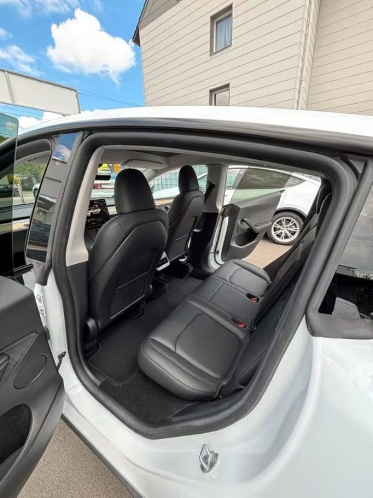 Tesla Model Y Long Range awd (15)