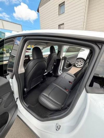 Tesla Model Y Long Range awd (15)