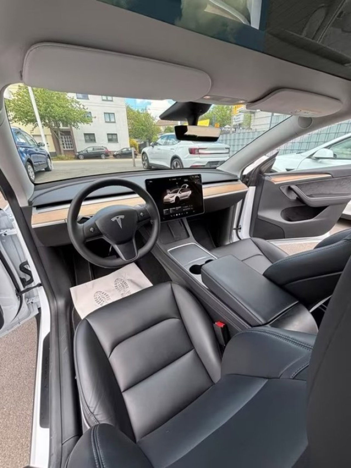 Tesla Model Y Long Range awd (16)
