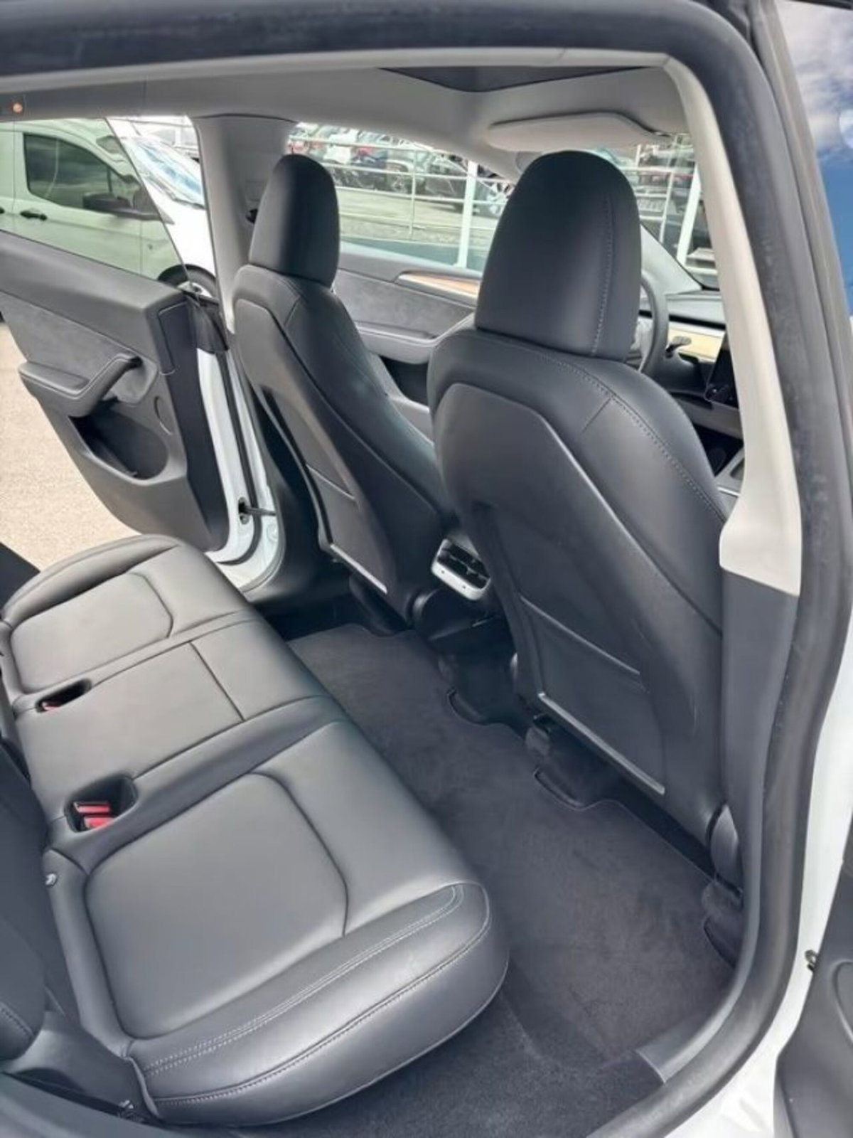 Tesla Model Y Long Range awd (17)