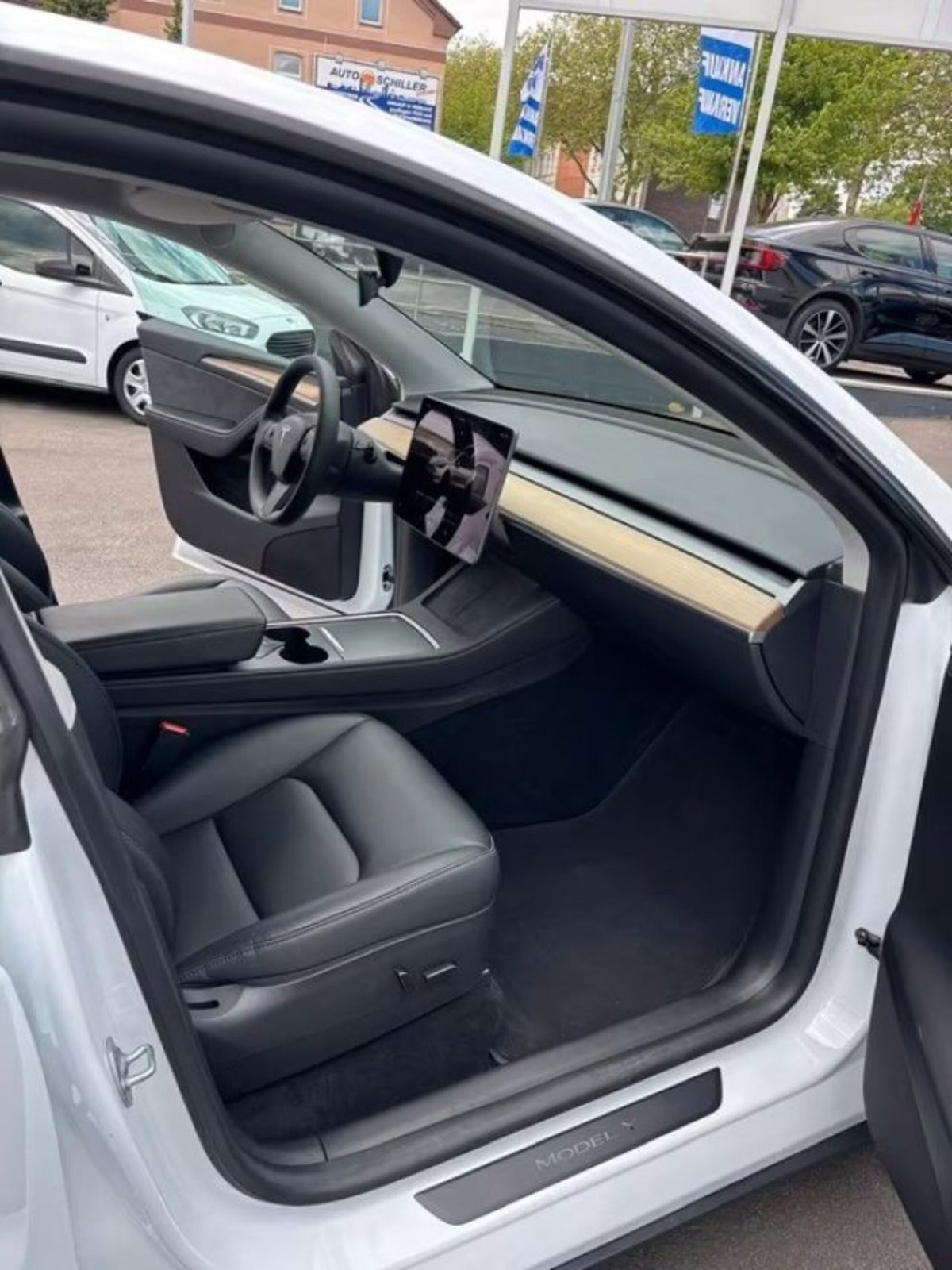 Tesla Model Y Long Range awd (18)