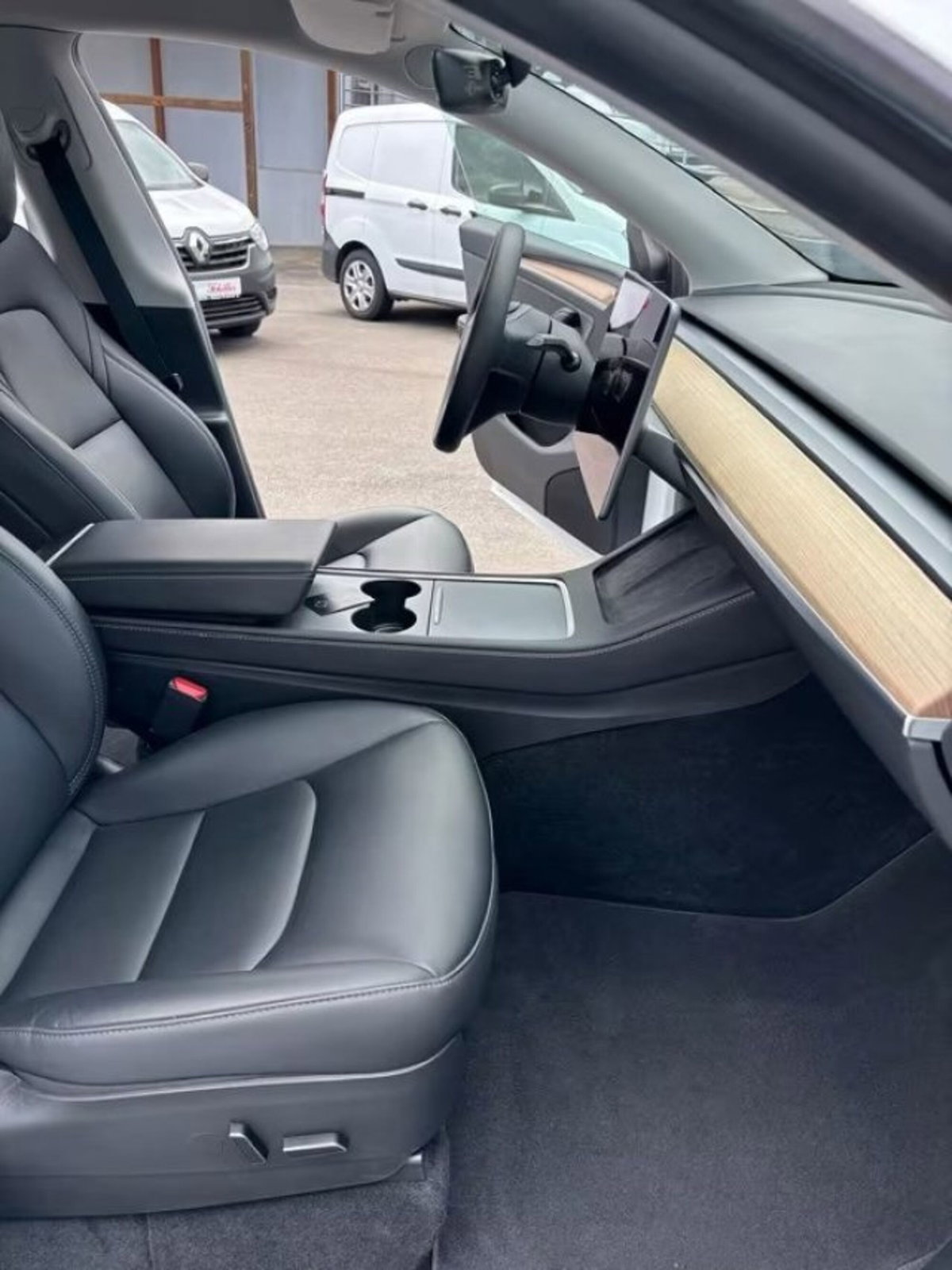 Tesla Model Y Long Range awd (19)
