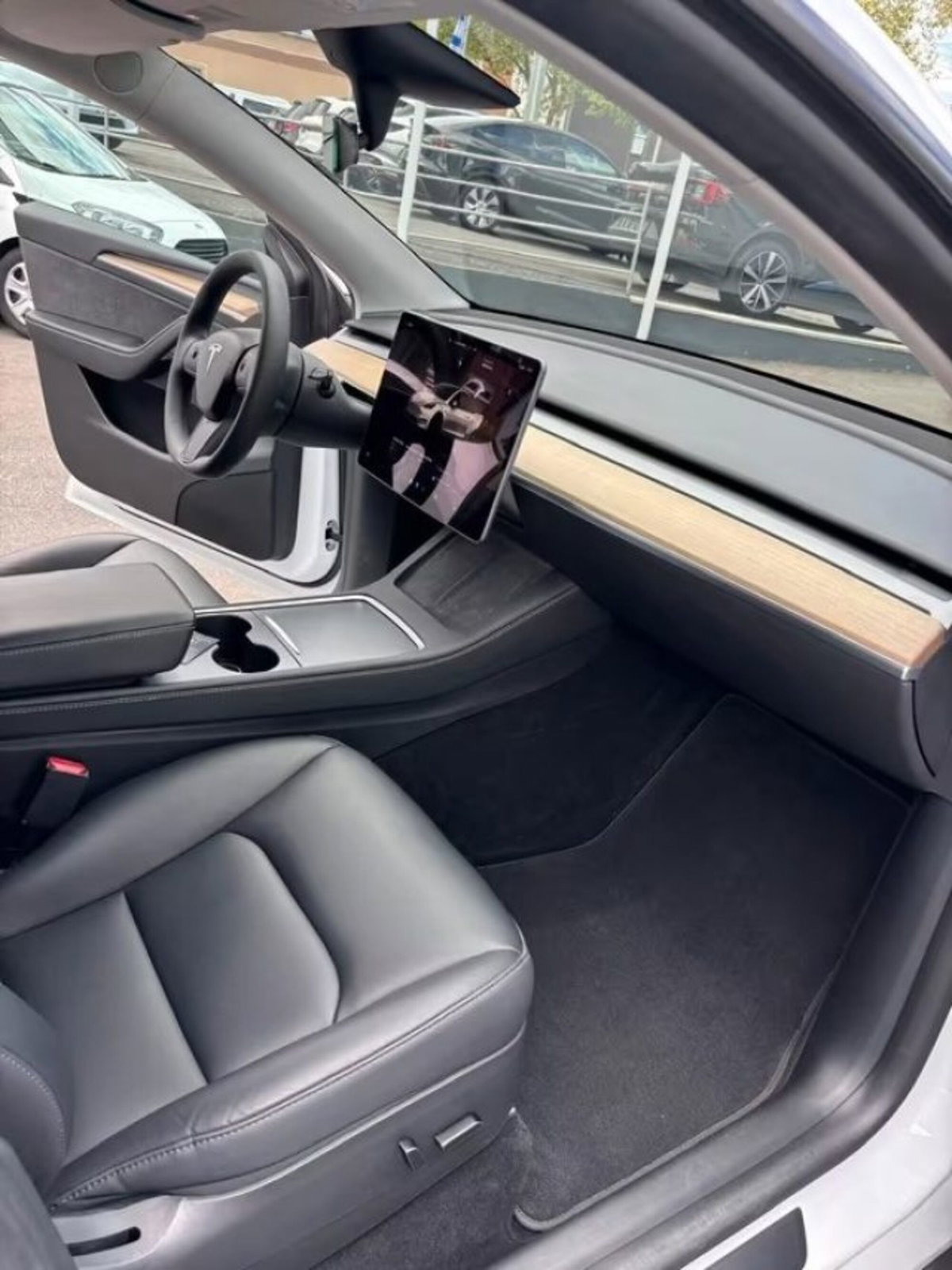 Tesla Model Y Long Range awd (20)
