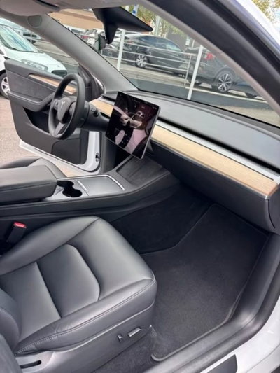 Tesla Model Y Long Range awd (20)