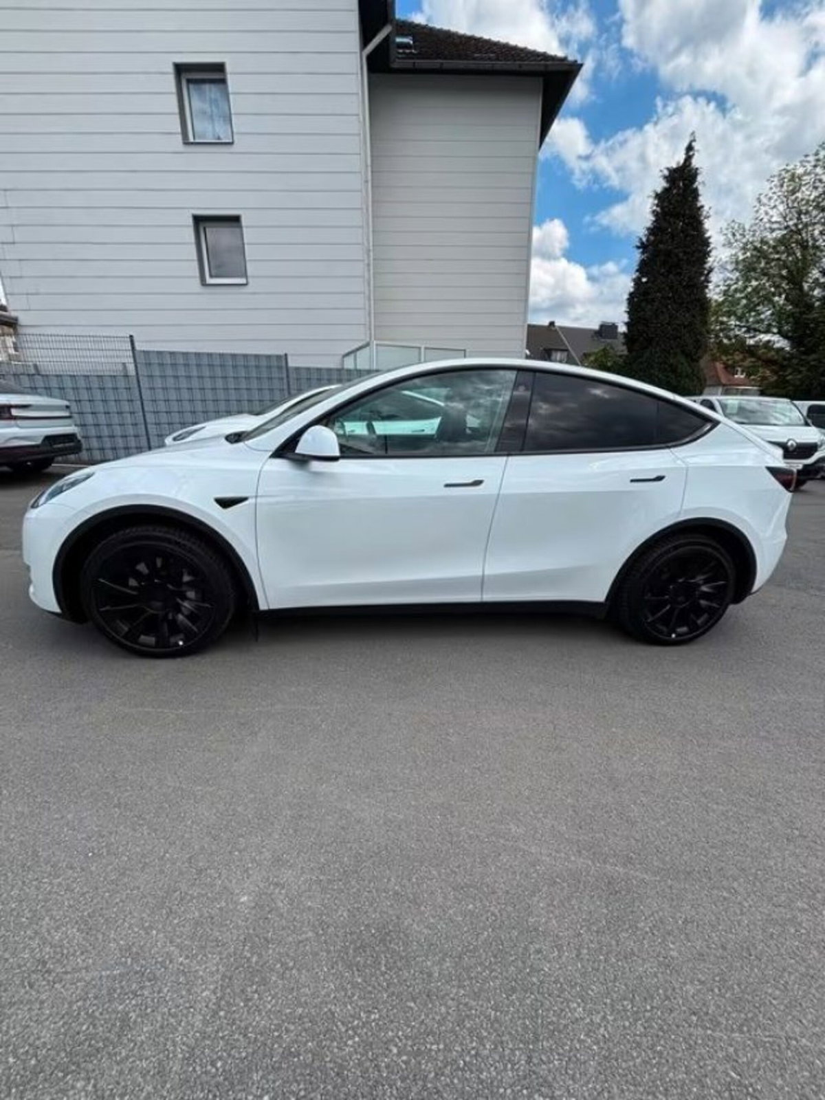 Tesla Model Y Long Range awd (5)
