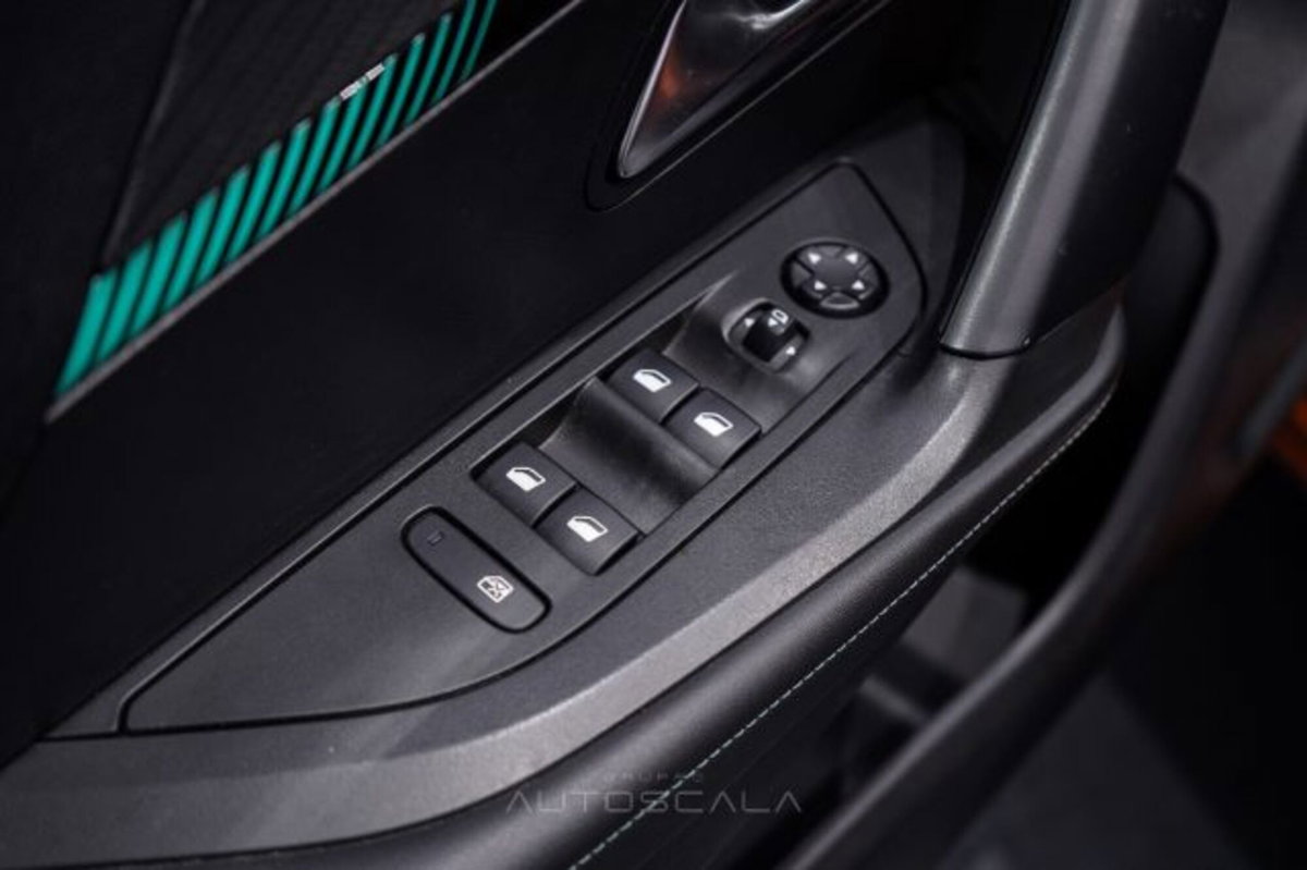 Peugeot 2008 PureTech 130 S&S EAT8 Allure Pack (10)