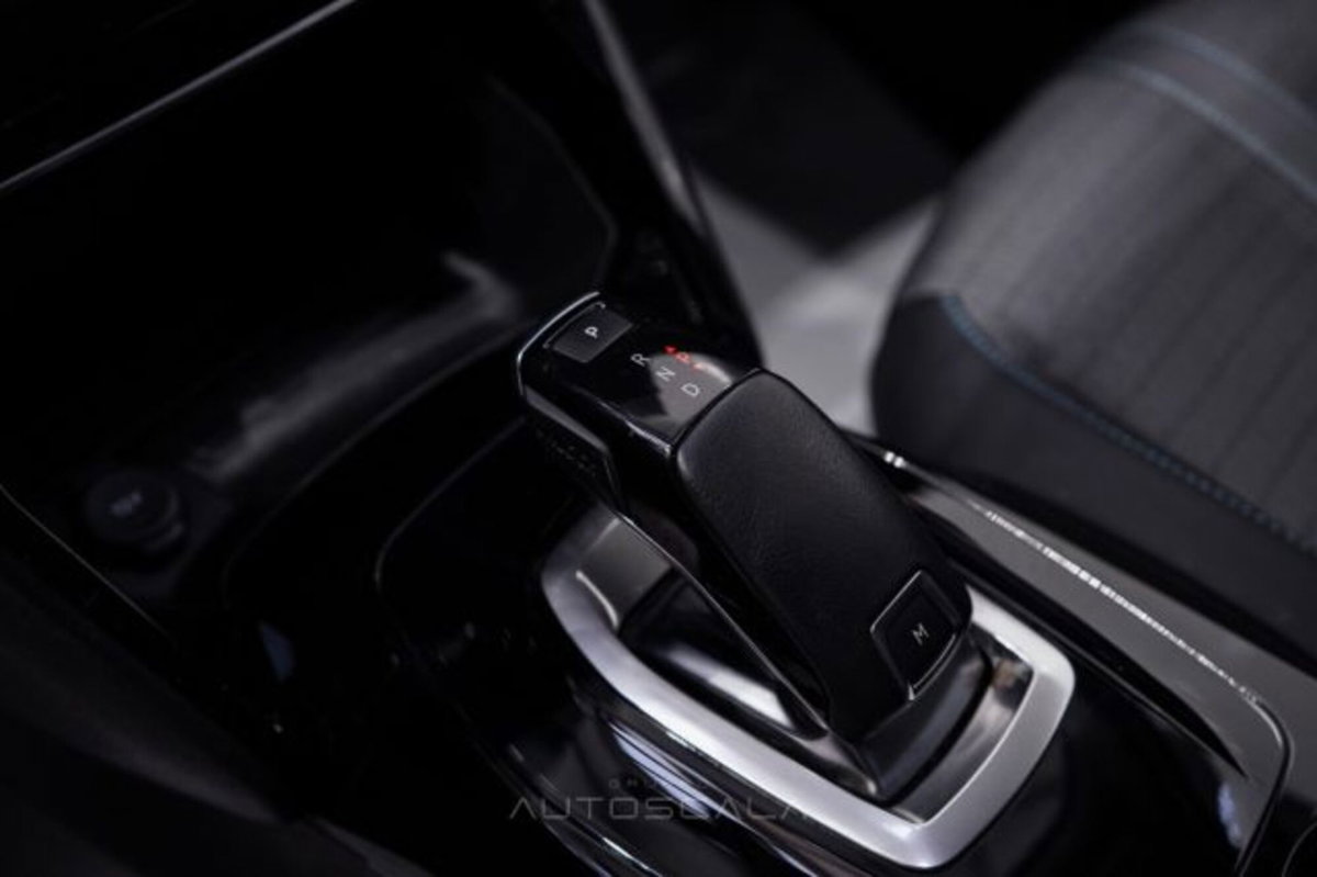 Peugeot 2008 PureTech 130 S&S EAT8 Allure Pack (17)