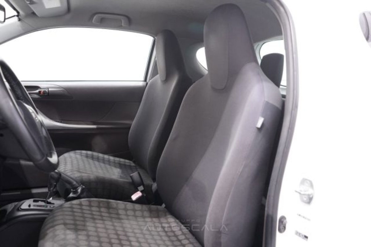 Toyota iQ 1.0 Multidrive (11)
