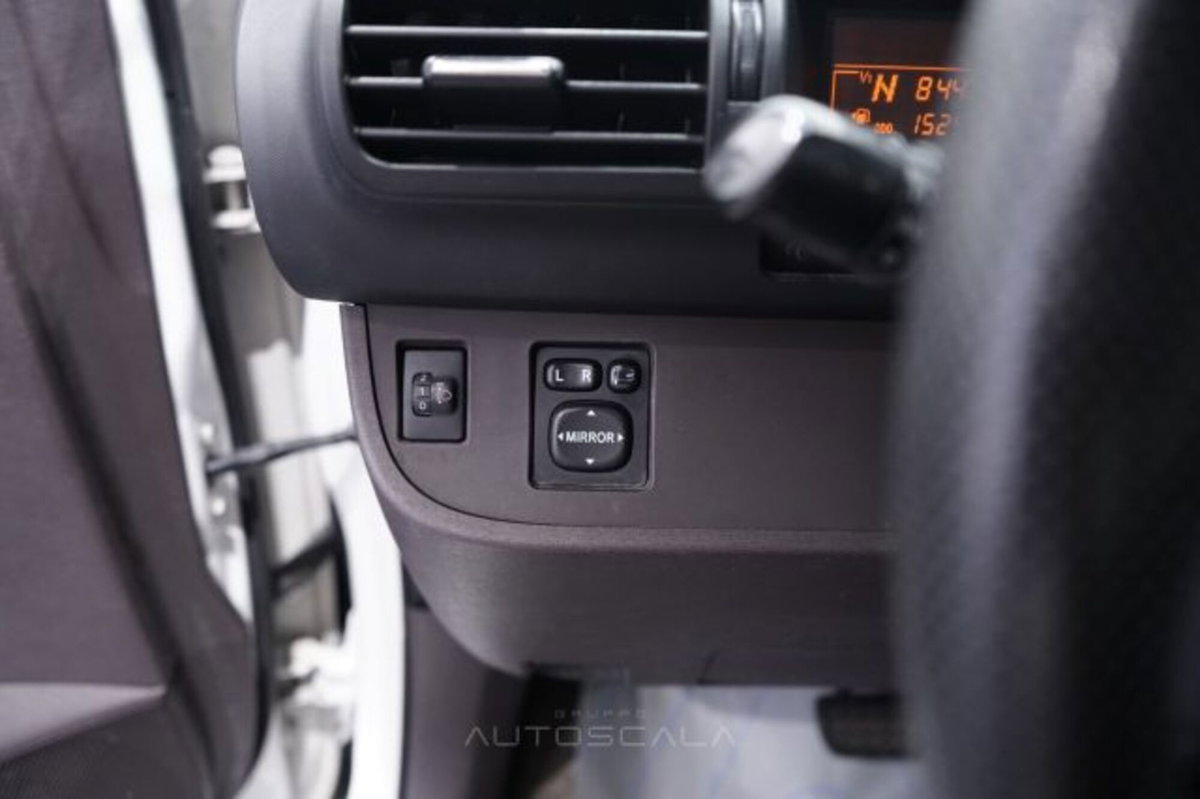 Toyota iQ 1.0 Multidrive (12)