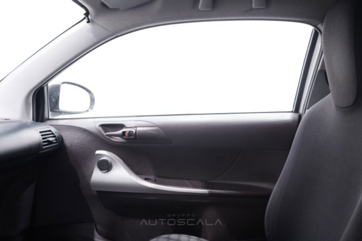 Toyota iQ 1.0 Multidrive (18)