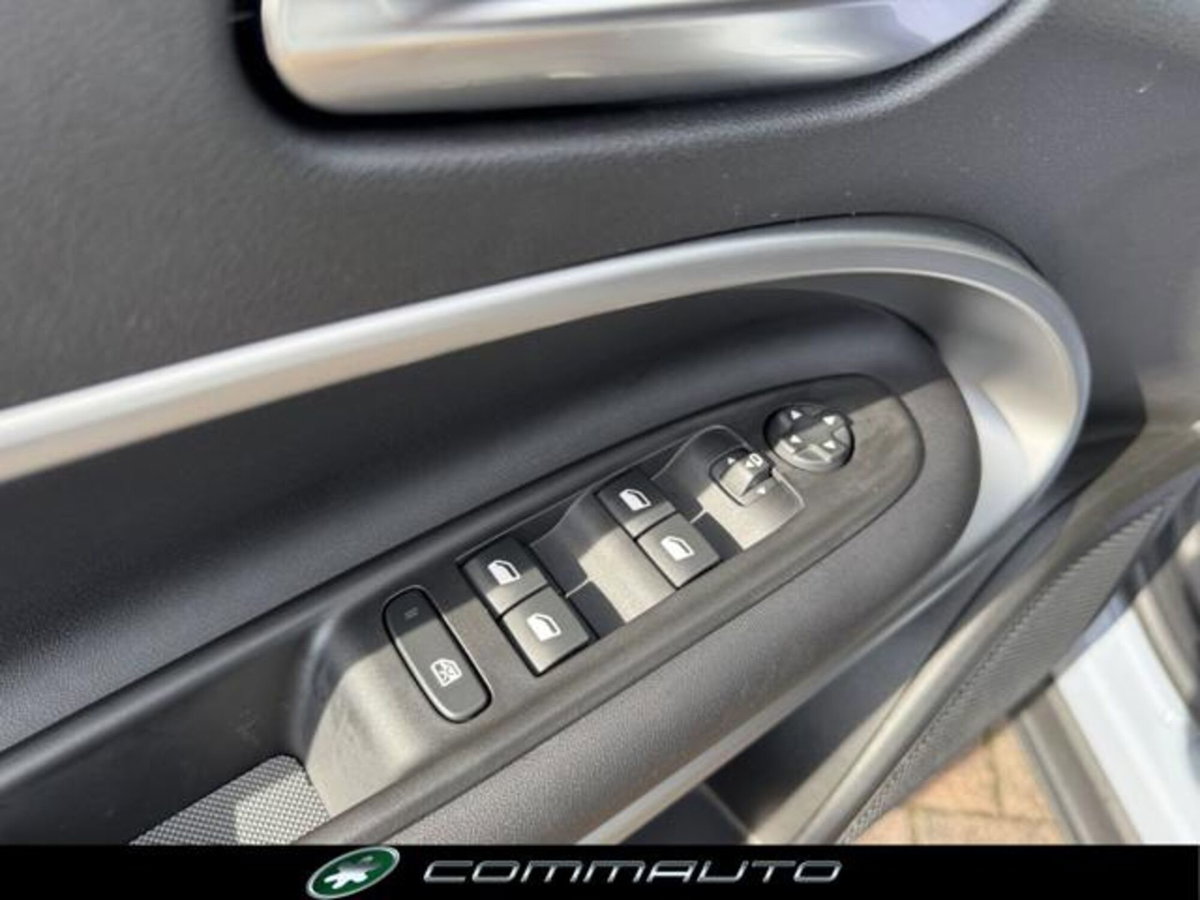 Jeep Avenger 1.2 turbo e-hybrid mhev Summit fwd 110cv edct6 (12)