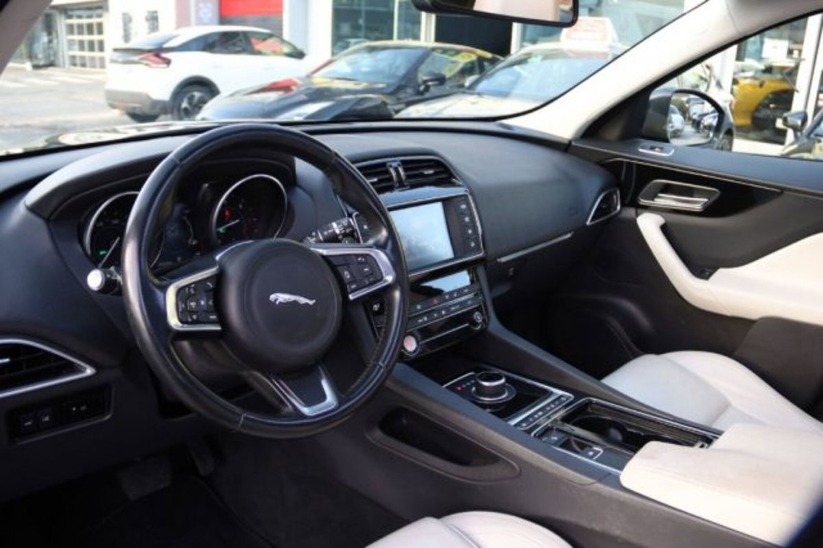 Jaguar F-Pace 2.0 D 240 CV AWD aut. Pure (10)
