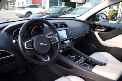 Jaguar F-Pace 2.0 D 240 CV AWD aut. Pure (10)