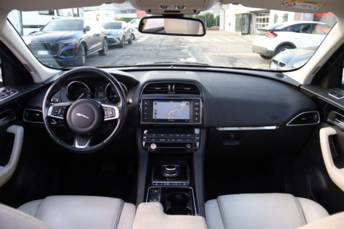 Jaguar F-Pace 2.0 D 240 CV AWD aut. Pure (11)
