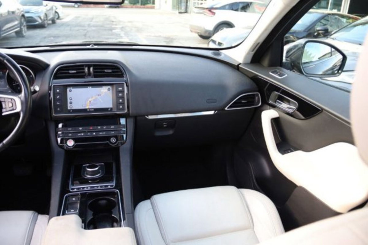 Jaguar F-Pace 2.0 D 240 CV AWD aut. Pure (13)