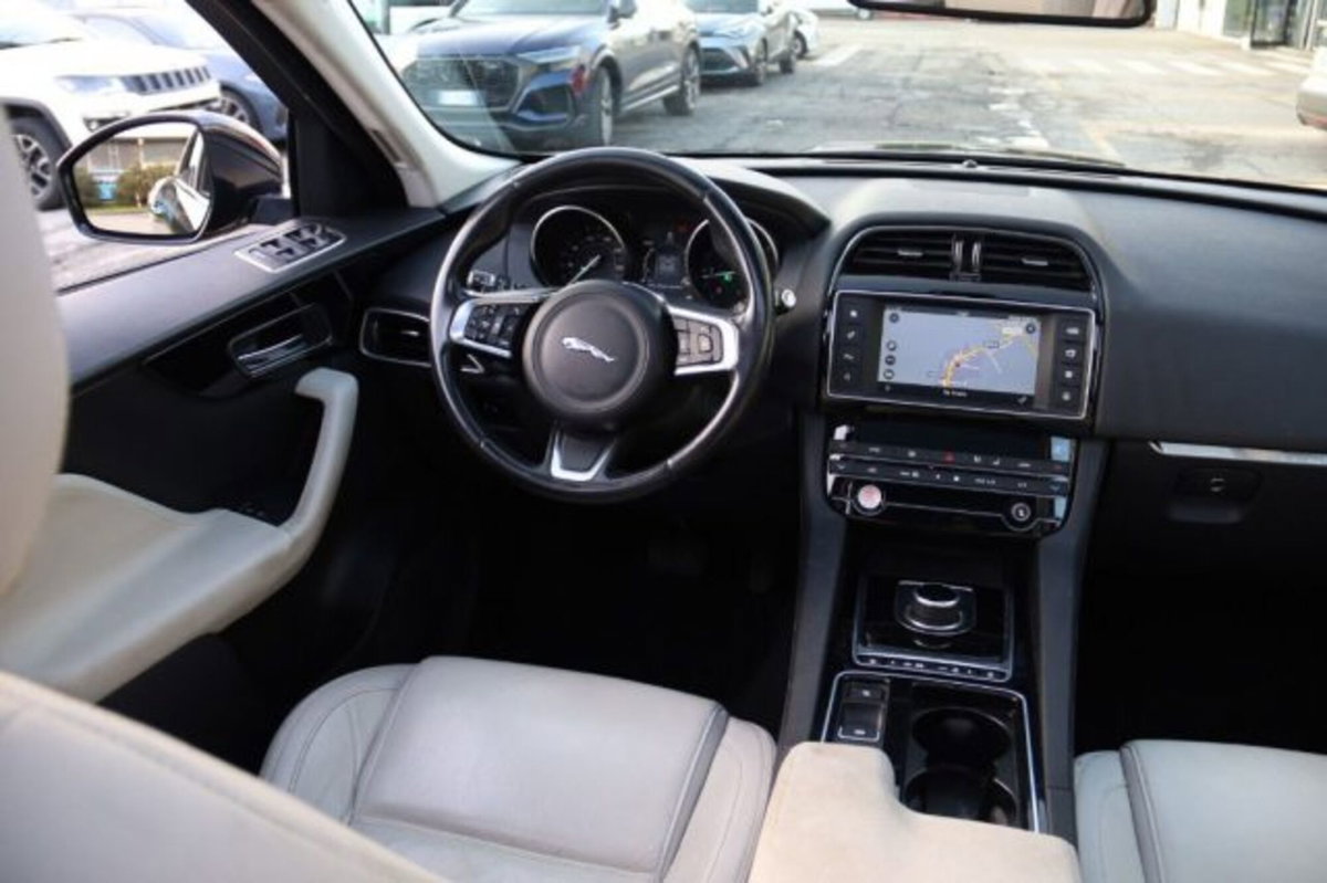 Jaguar F-Pace 2.0 D 240 CV AWD aut. Pure (14)