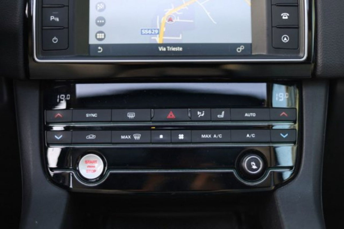 Jaguar F-Pace 2.0 D 240 CV AWD aut. Pure (15)