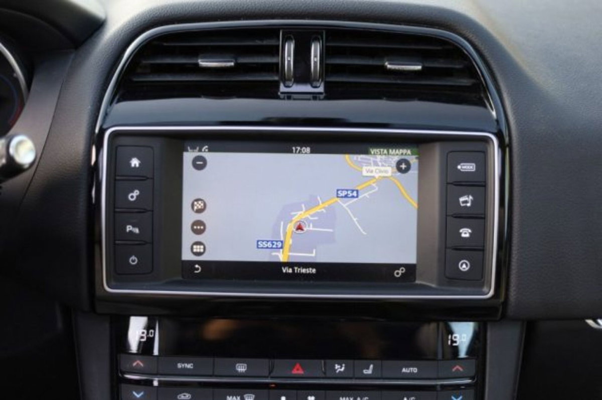 Jaguar F-Pace 2.0 D 240 CV AWD aut. Pure (16)