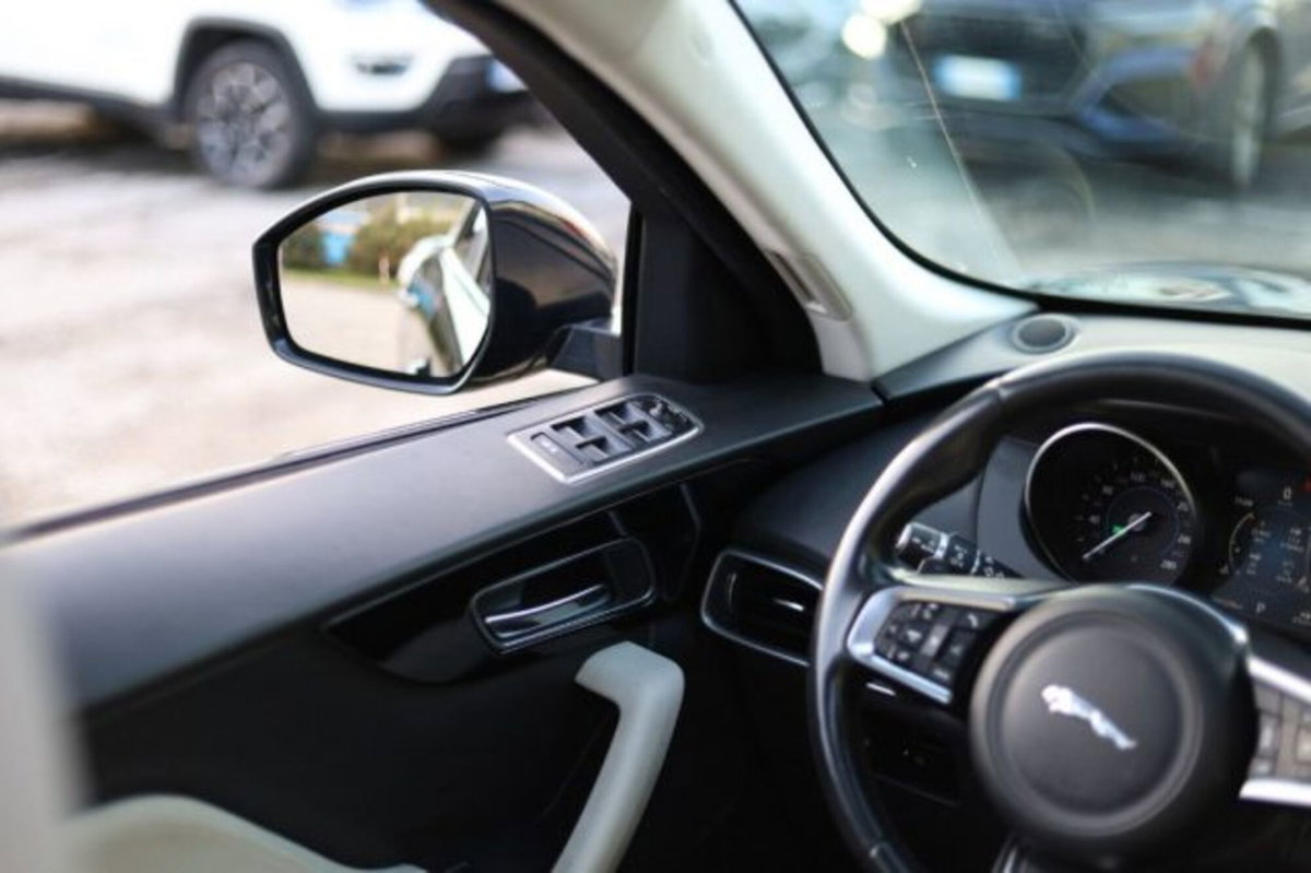 Jaguar F-Pace 2.0 D 240 CV AWD aut. Pure (17)