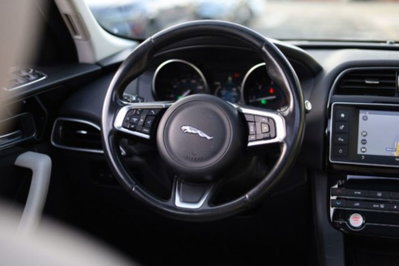 Jaguar F-Pace 2.0 D 240 CV AWD aut. Pure (18)