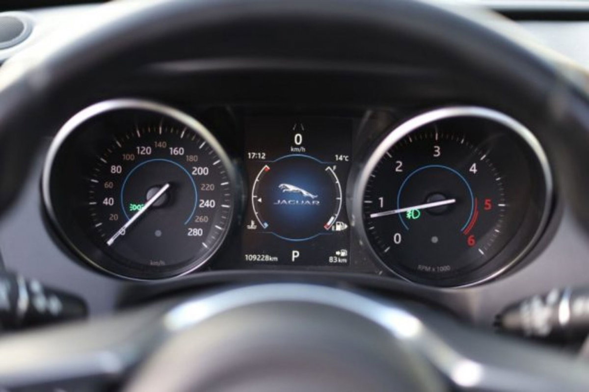 Jaguar F-Pace 2.0 D 240 CV AWD aut. Pure (19)