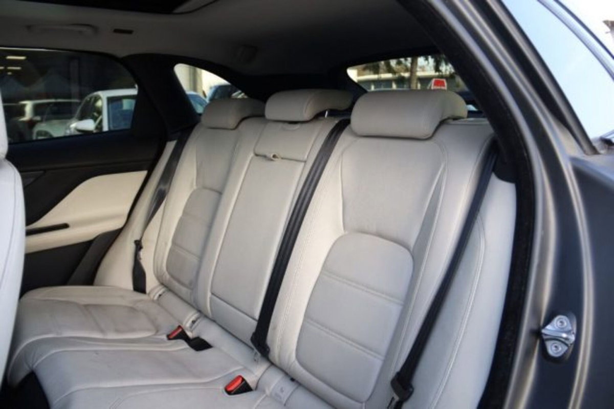 Jaguar F-Pace 2.0 D 240 CV AWD aut. Pure (7)