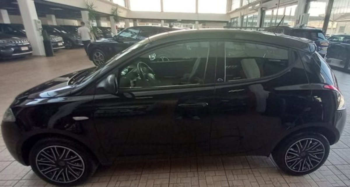 Lancia Ypsilon 1.2 69 CV 5 porte GPL Ecochic Elefantino Blu (2)