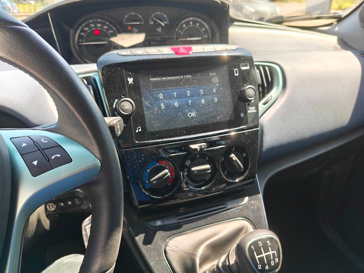 Lancia Ypsilon 1.0 FireFly 5 porte S&S Hybrid Ecochic Gold (9)