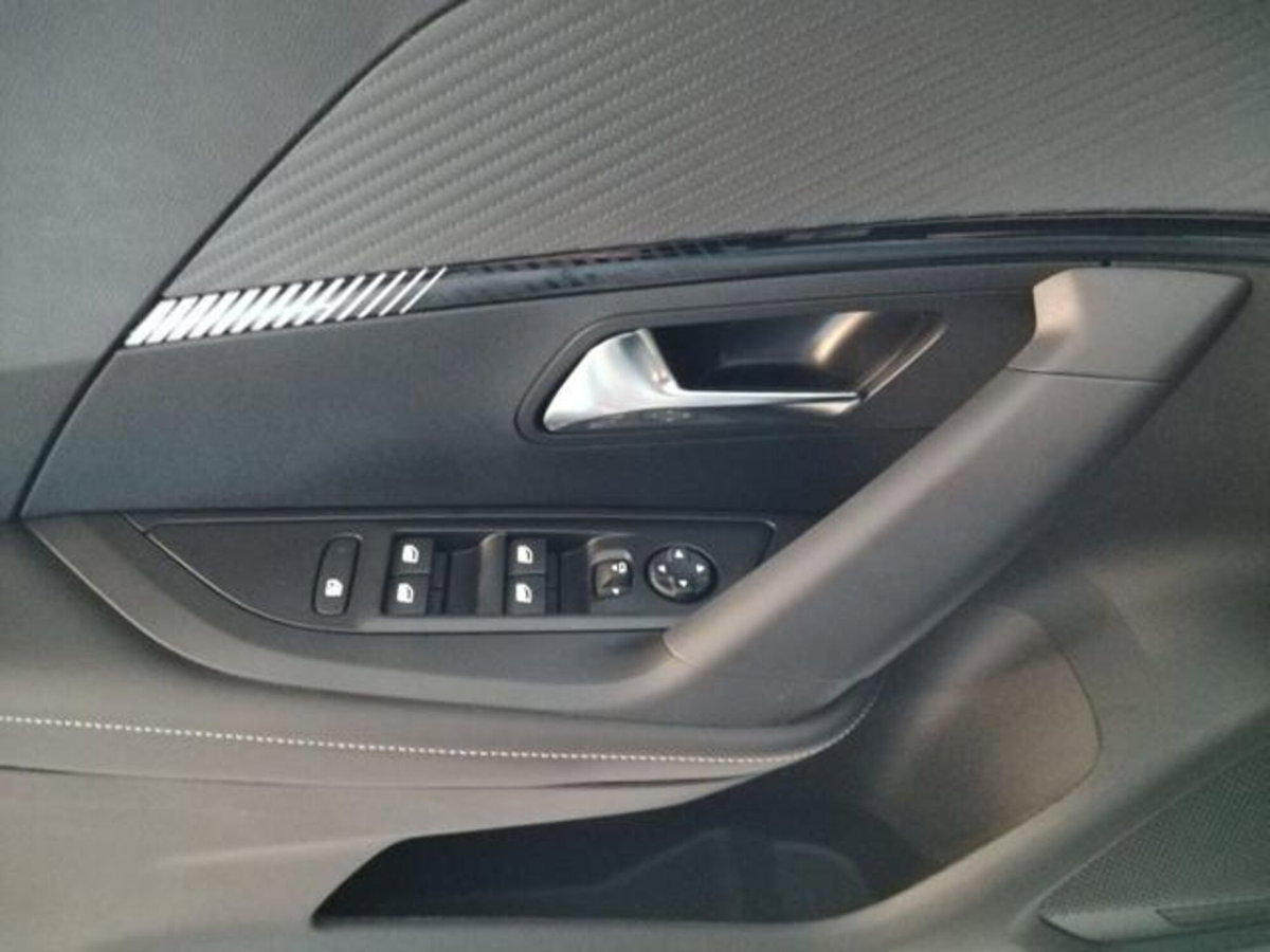 Peugeot 2008 PureTech 100 S&S Allure (17)