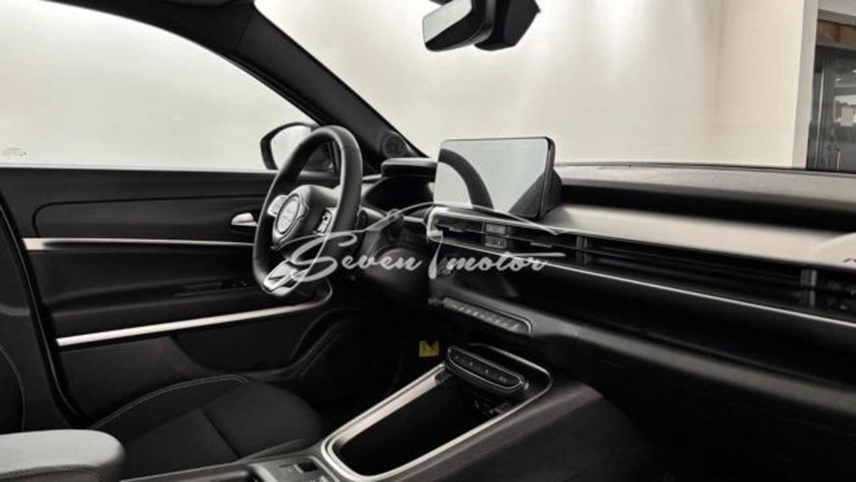 Jeep Avenger 1.2 turbo e-hybrid mhev Summit fwd 110cv edct6 (12)