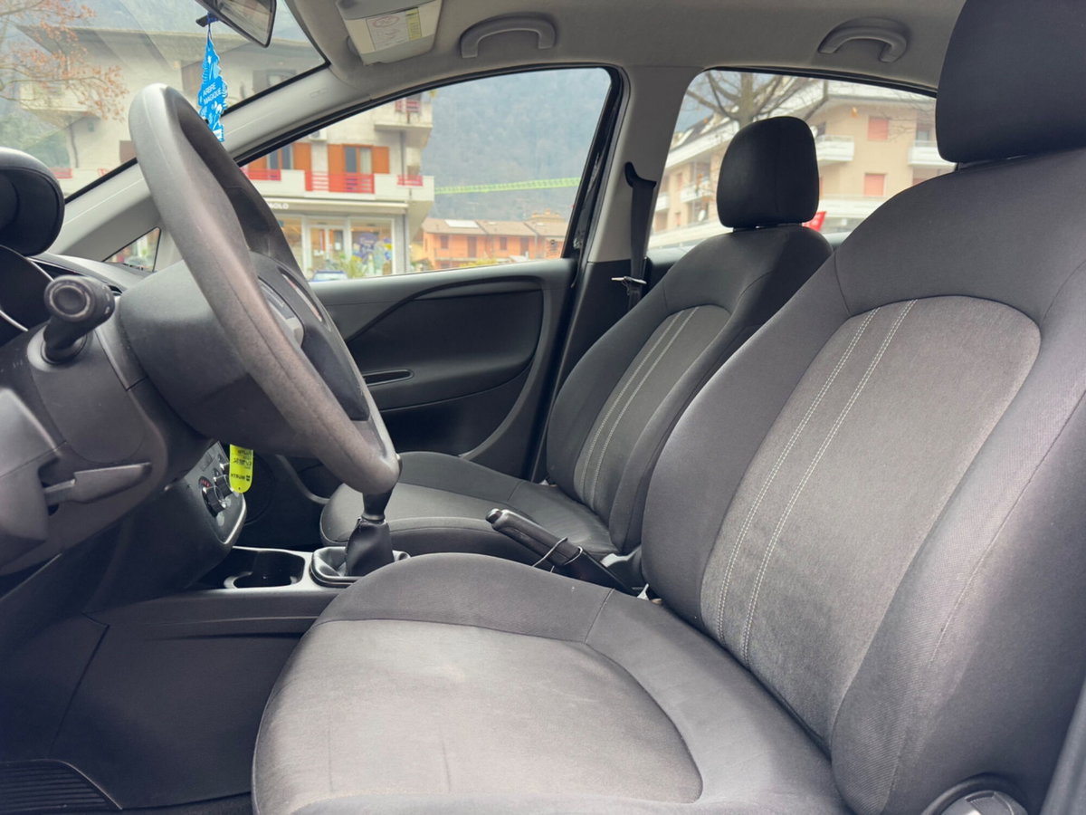 Fiat Punto 1.3 MJT II 75 CV 5 porte Street (9)