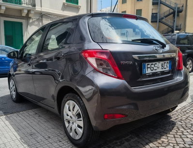 Toyota Yaris 1.D-4D 5 porte Style (4)