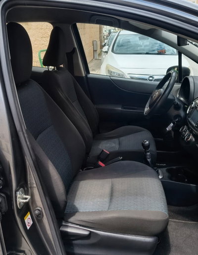 Toyota Yaris 1.D-4D 5 porte Style (9)