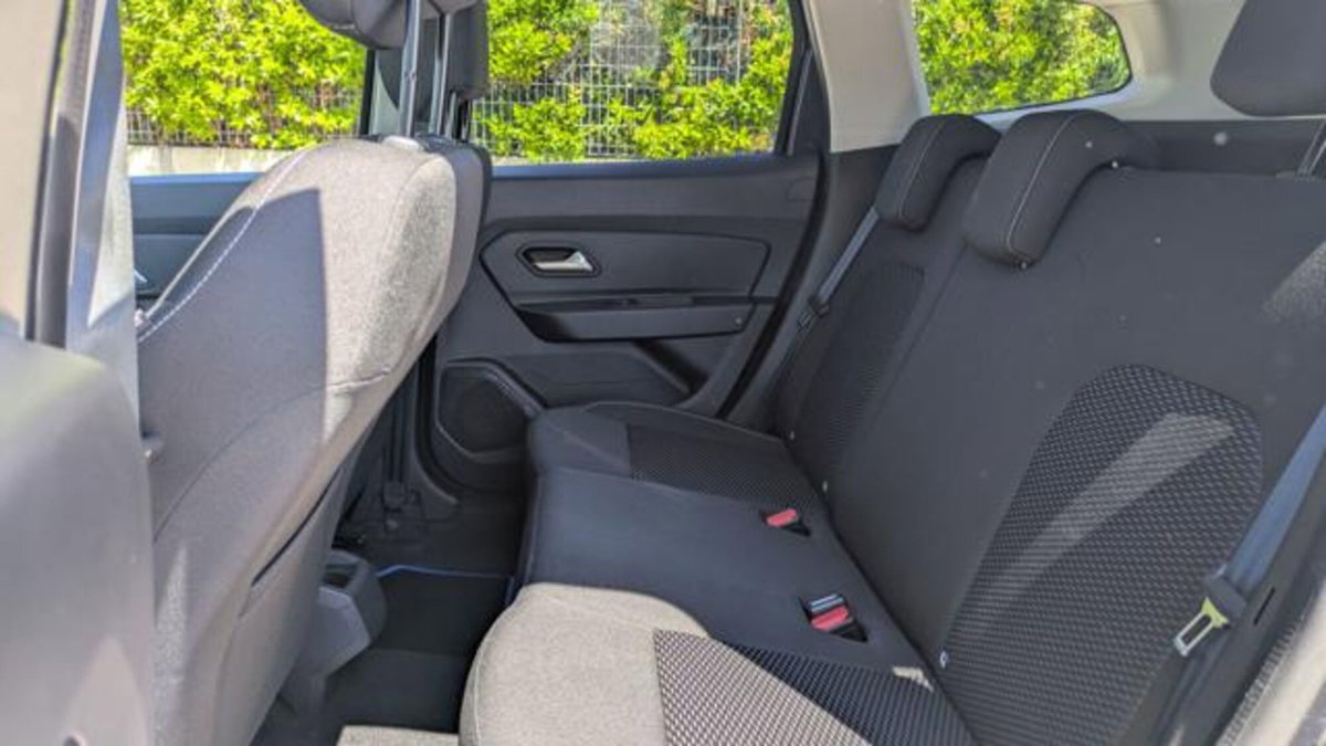 Dacia Duster 1.0 TCe 100 CV 4x2 Prestige (14)