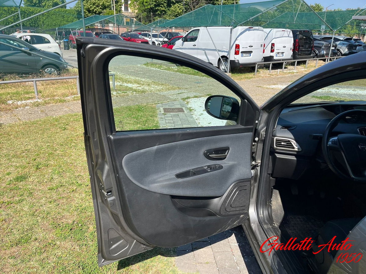 Lancia Ypsilon 1.0 FireFly 5 porte S&S Hybrid Ecochic Gold (16)