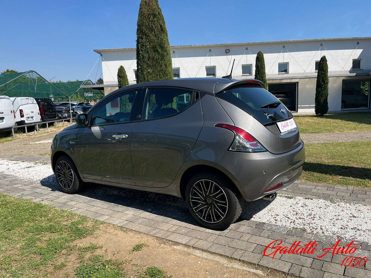 Lancia Ypsilon 1.0 FireFly 5 porte S&S Hybrid Ecochic Gold (2)