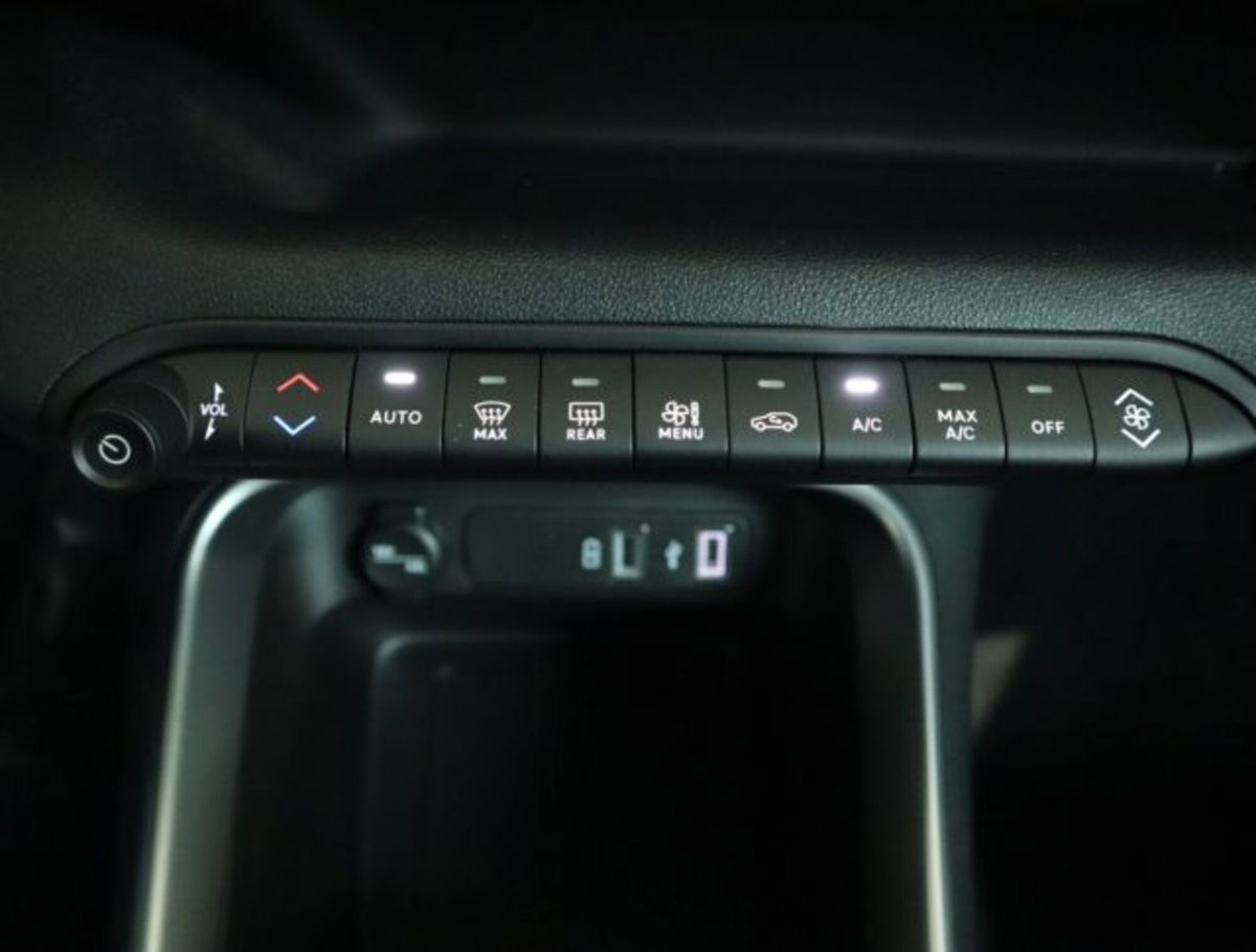 Jeep Avenger 1.2 turbo Altitude fwd 100cv (18)