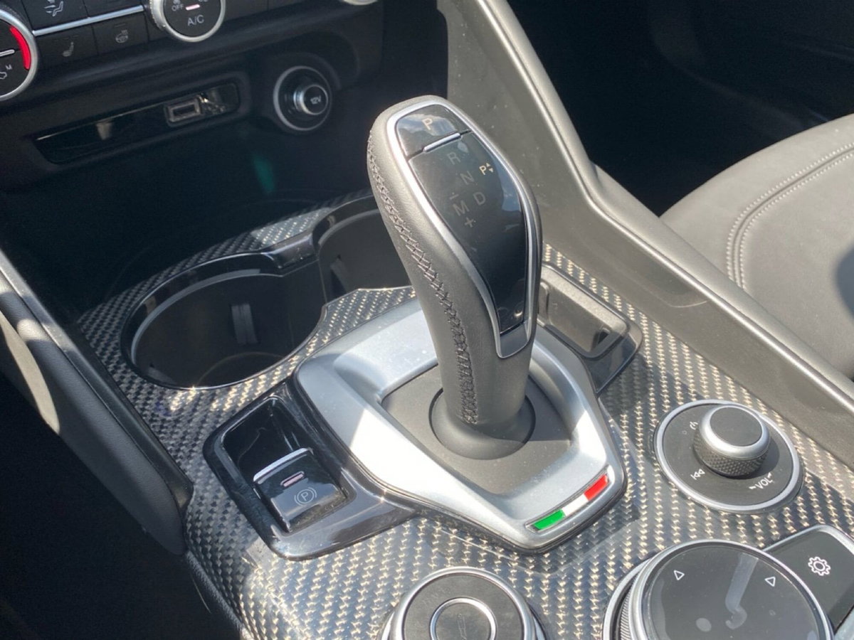 Alfa Romeo Giulia 2.9 T V6 AT8 Quadrifoglio (15)