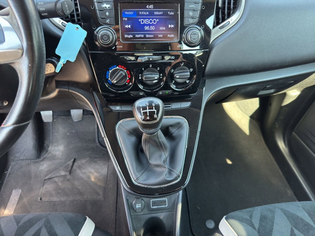 Lancia Ypsilon 1.2 69 CV 5 porte Silver (16)