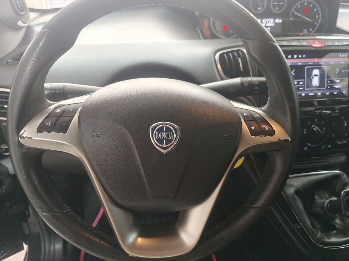 Lancia Ypsilon 1.2 69 CV 5 porte GPL Ecochic Gold (9)
