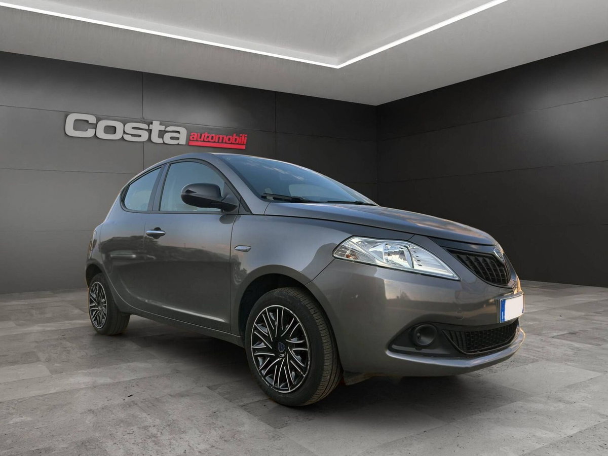 Lancia Ypsilon 1.0 FireFly 5 porte S&S Hybrid Silver Plus (9)