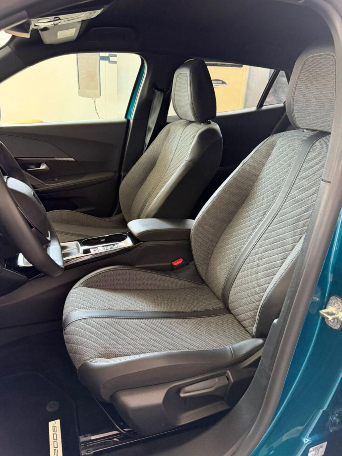 Peugeot 2008 PureTech 100 S&S Allure (4)