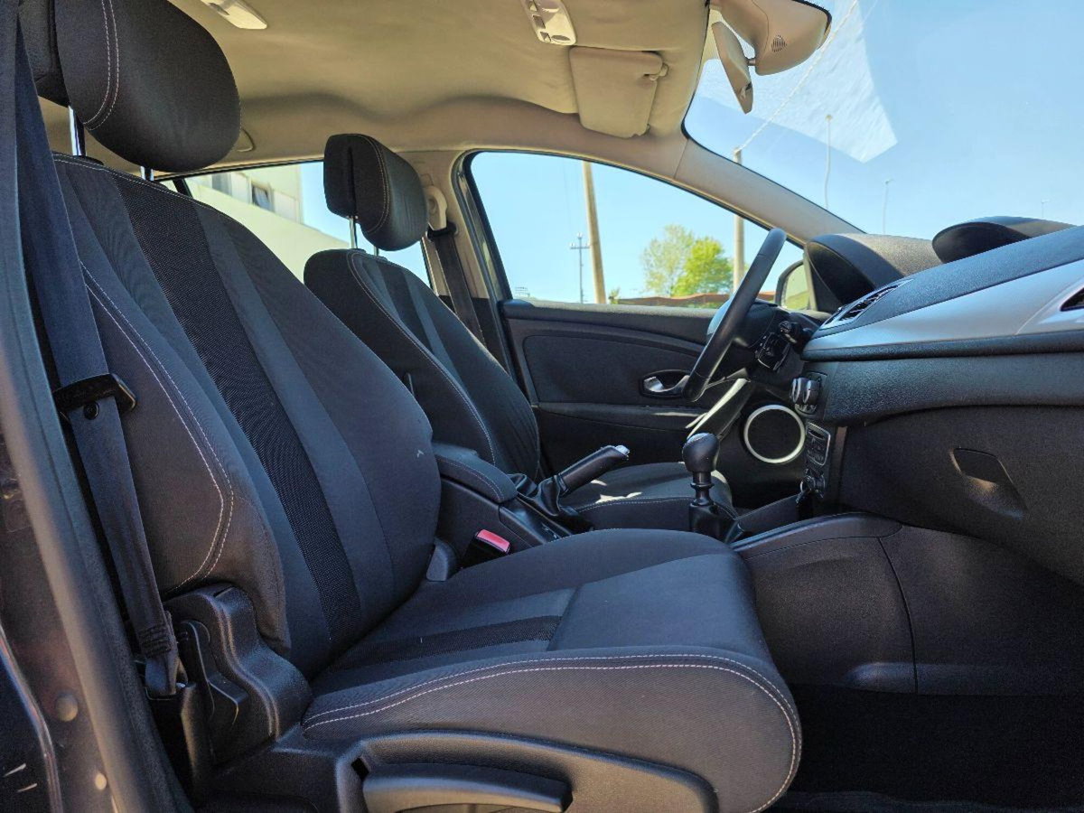Renault Mégane SporTour 1.5 dCi 110CV SporTour Attractive (18)